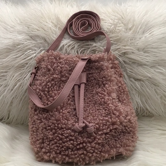 🌼3/$13🌼BUNDLE DEAL! Claire’s Pink Faux Sherpa Bucket Bag - Picture 1 of 10
